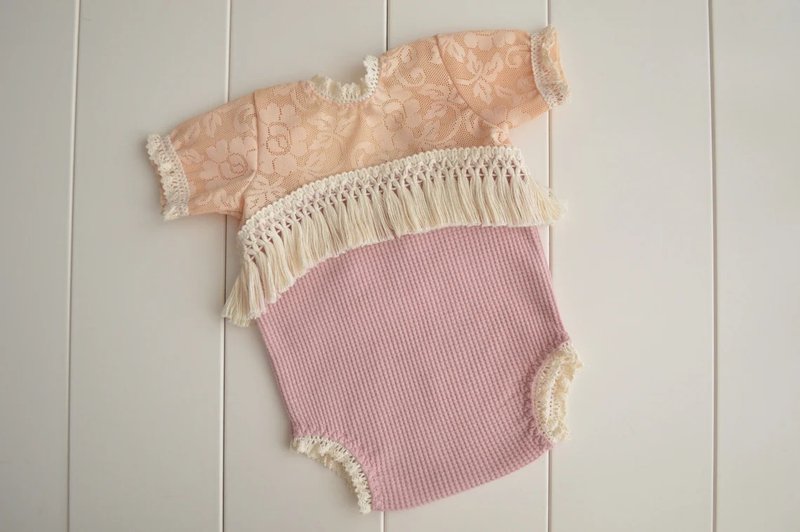 Newborn girl beige and dusty pink lace photo prop romper. Frilly onesie - 其他 - 其他材質 粉紅色