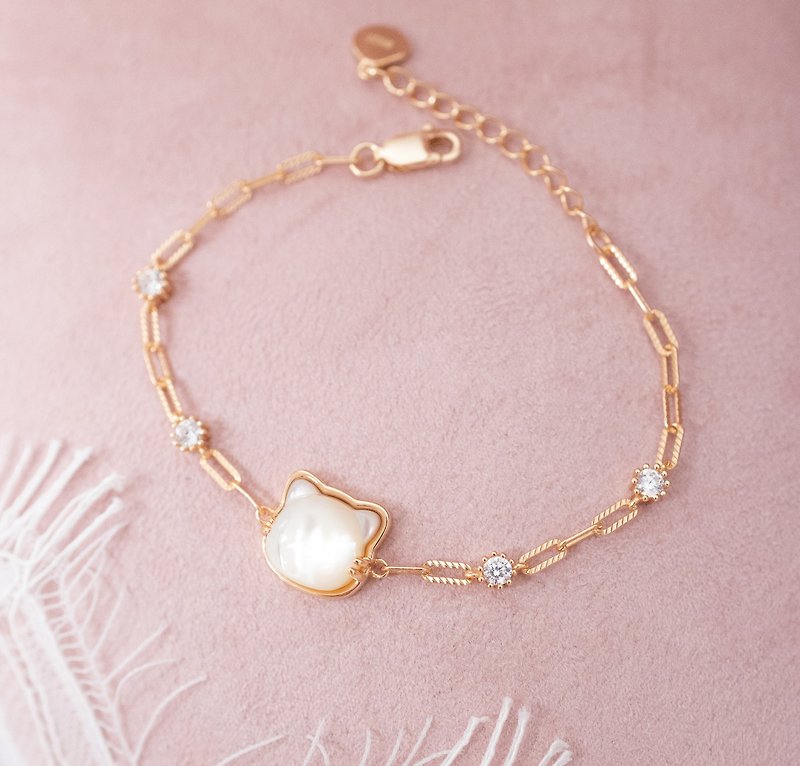 Chill with meow 18k gold white shell cat bracelet - สร้อยข้อมือ - เงินแท้ ขาว