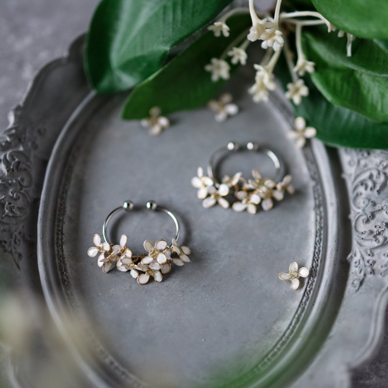 Silver Osmanthus Ear Cuff - ต่างหู - เรซิน ขาว