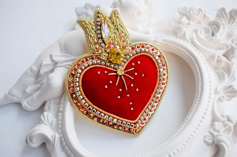 Sacred heart velvet brooch, hand embroidered - Brooches - Other Materials Red