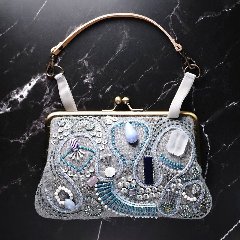 持ち手付きがま口 No.2 グレー ウール 通帳サイズ マチなし ミニバッグ パスポート用 口金包 零錢包 - 手提包/手提袋 - 羊毛 灰色