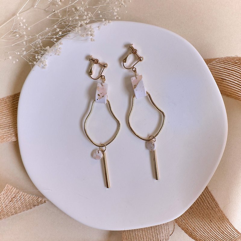 [Marble Day] Balanced Dangle Earrings Gold Leaf Irregular Oval Bump - Earrings & Clip-ons - Clay White
