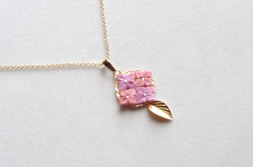 畫室 梔子荘 つまみ細工・手染め・紫陽花と葉っぱのチャームペンダント・ピンク・紫