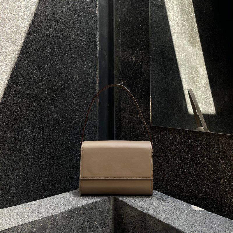 ANYA - MINIMAL COW LEATHER SHOULDER BAG/CLUTCH/HANDBAG - TAUPE (BROWN GREY) - กระเป๋าถือ - หนังแท้ สีกากี