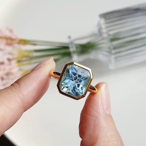 mariam-bijoux Sky blue topaz ring in solid gold 9K.
