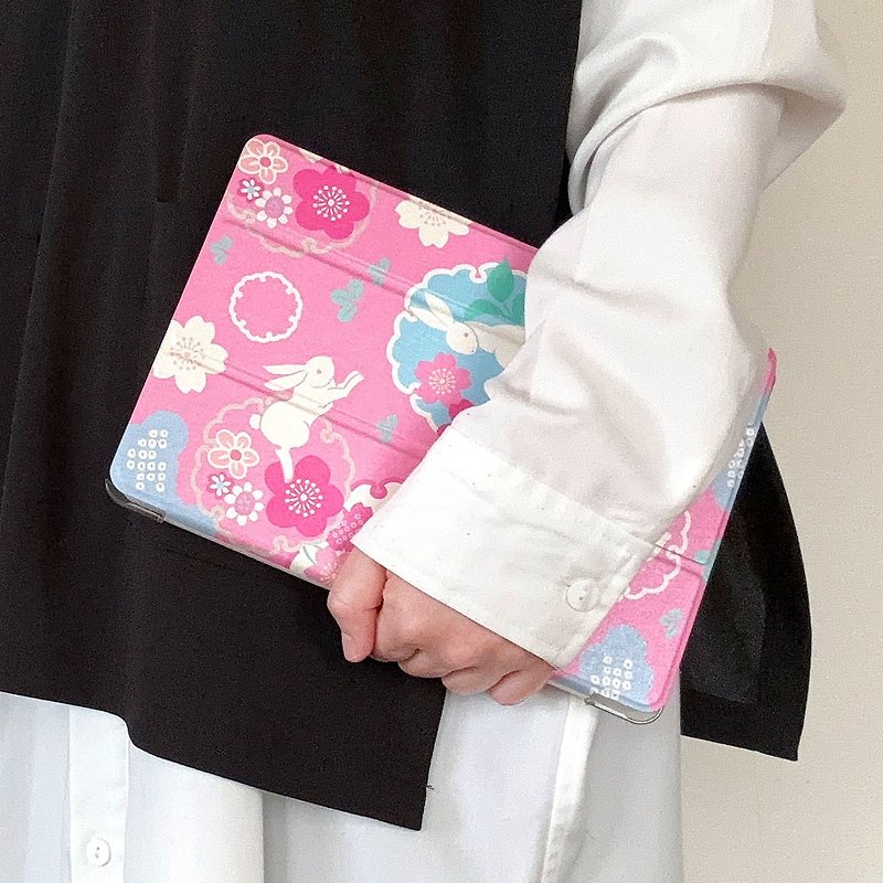 手帳型iPadケース【桜うさぎ】三折りスタンド機能付プラケースタイプ - 平板/電腦保護殼 - 塑膠 粉紅色