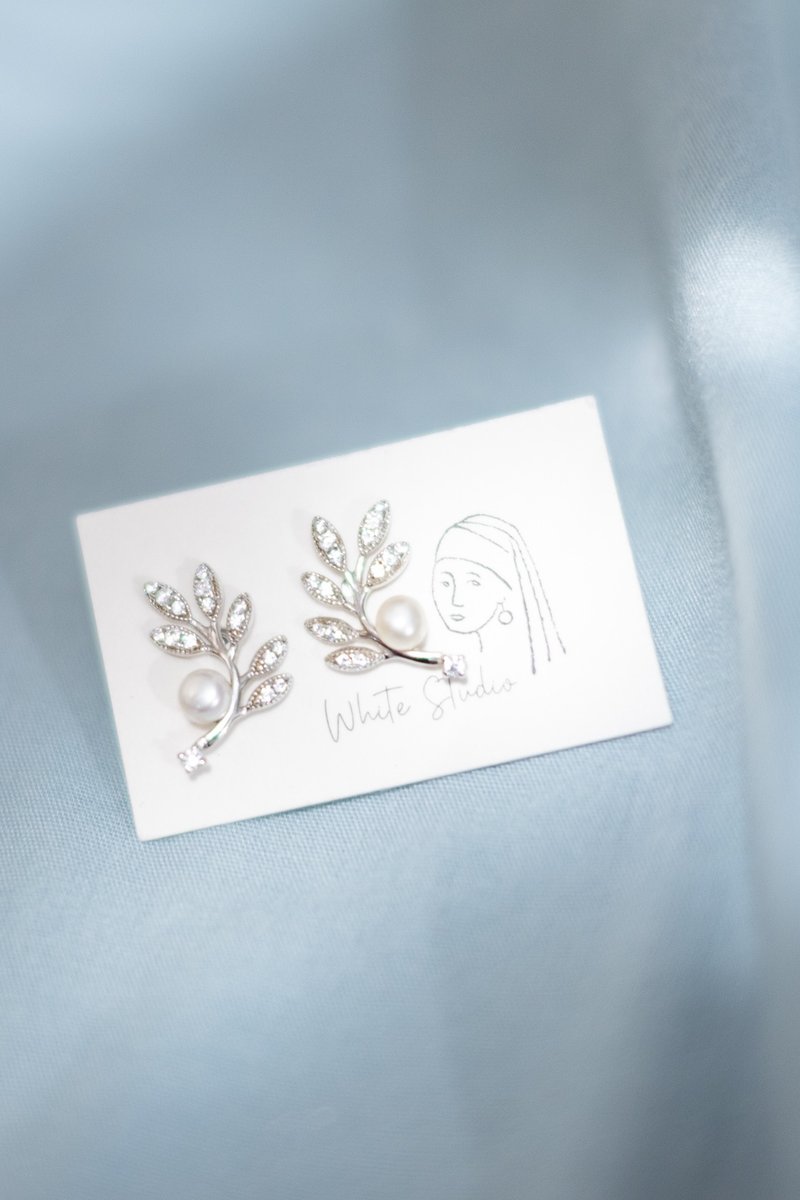 Olive branch - Freshwater Pearl and CZ stone sterling silver Ear Studs - ต่างหู - เงินแท้ สีทอง