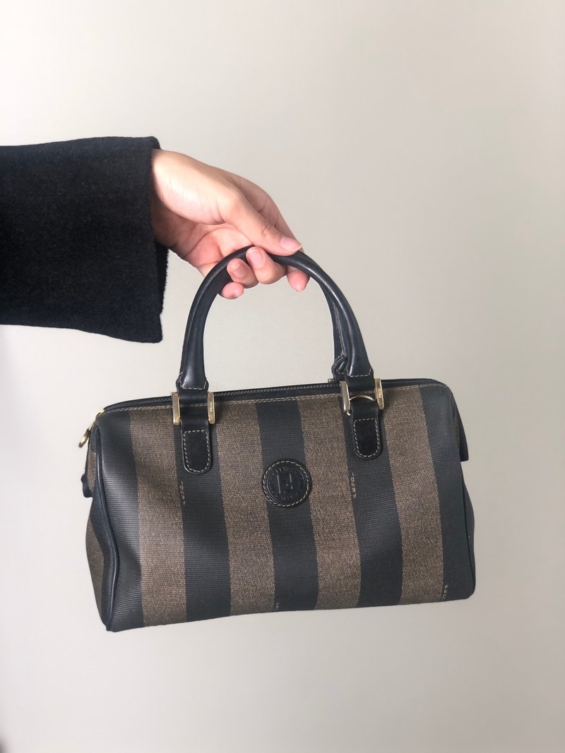【 日本直送 名牌中古包 】FENDI 芬迪 經典條紋 手提包 黑色 FF Logo PVC皮革 迷你波士頓包 vintage 古董 ujwz5t - 手提包/手提袋 - 防水材質 黑色