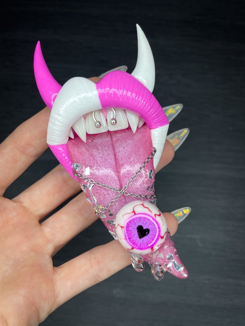 Phone grip. Pink & white lips with an eyeball. - 其他 - 黏土 
