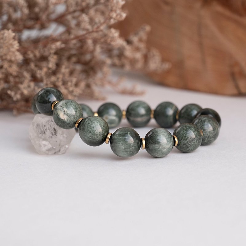 Actinolite genuine gemstones stretch bracelet gift for her - สร้อยข้อมือ - คริสตัล สีเขียว