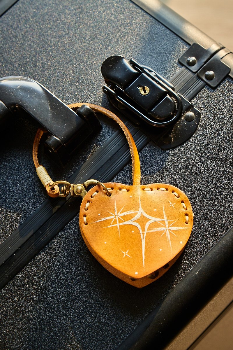【Customized】Tattooed leather tag luggage tag keychain heart-shaped hanging gift - พวงกุญแจ - หนังแท้ 