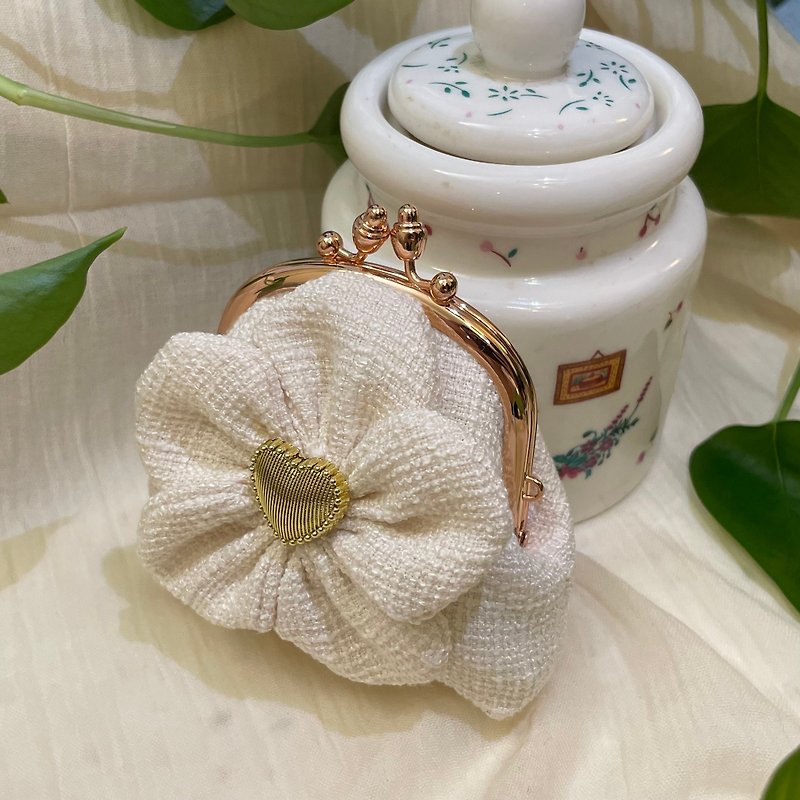 [Morning Flower Dew] Ready Stock/Elegant White Palm Flower Mini Kiss Lock Bag/Coin Purse/Key Bag - Coin Purses - Other Materials White