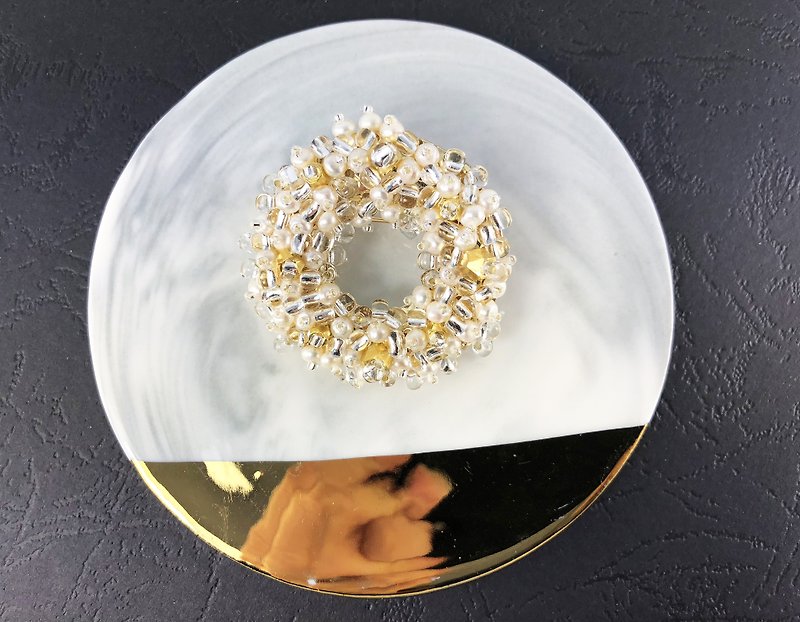 Elegant Japanese Style Pearl Brooch - เข็มกลัด - ไข่มุก สีทอง