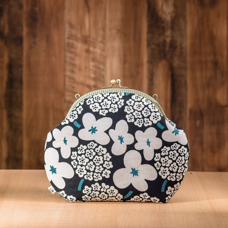 [Simple white popcorn] Retro metal mouth gold bag#包包#快乐#日式#肩包#Women - Messenger Bags & Sling Bags - Cotton & Hemp White