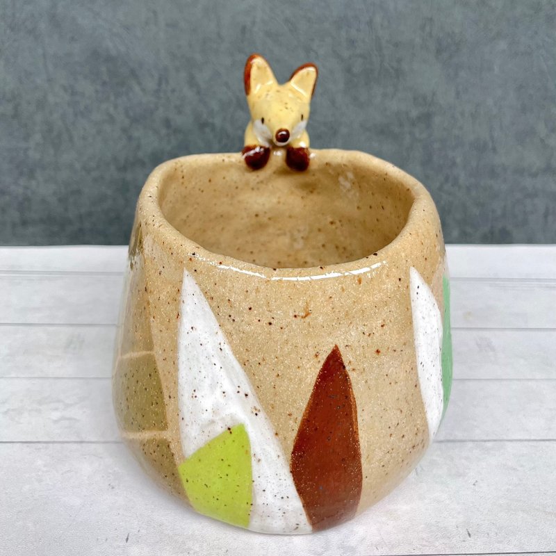 A Lu 小狐糯米陶花器 擺飾/原創手作手繪/美國進口陶土 僅此一件 - 花瓶/花器 - 陶 多色