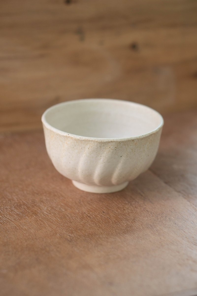 Seashell inspired small bowl - ถ้วยชาม - เครื่องลายคราม ขาว