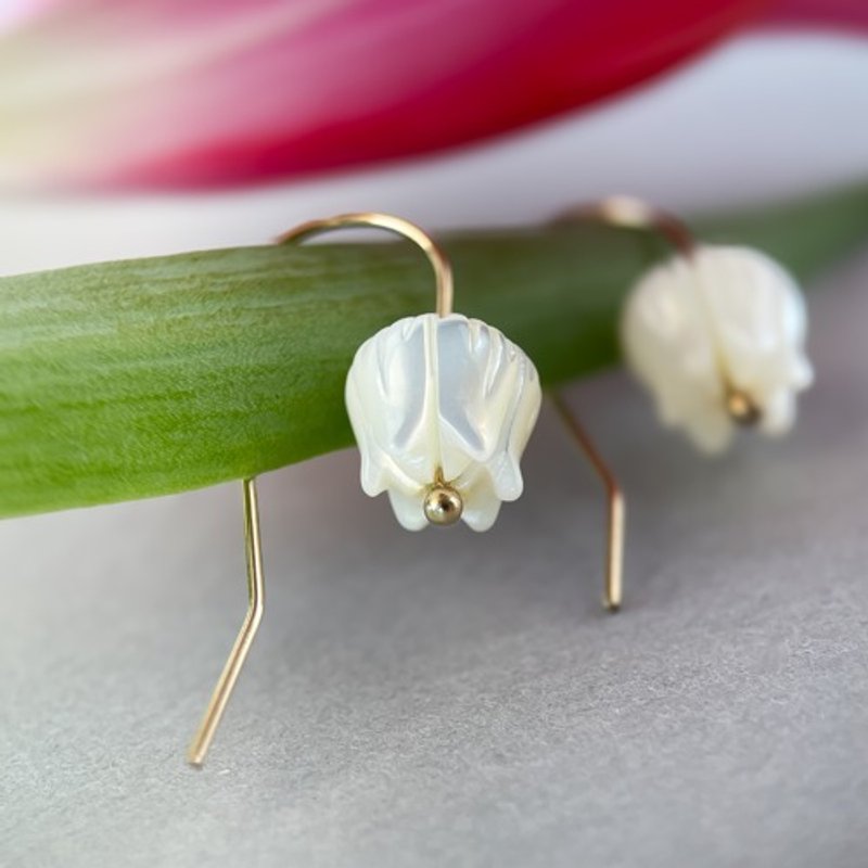 Lily-flowered tulip earrings 14kgf mother of pearl - ต่างหู - เปลือกหอย ขาว