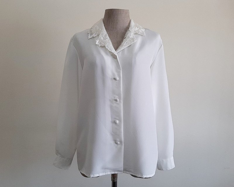Large Vintage White Embroidered Collar Blouse Womens Long Sleeve Shirt L - 女上衣/長袖上衣 - 聚酯纖維 白色