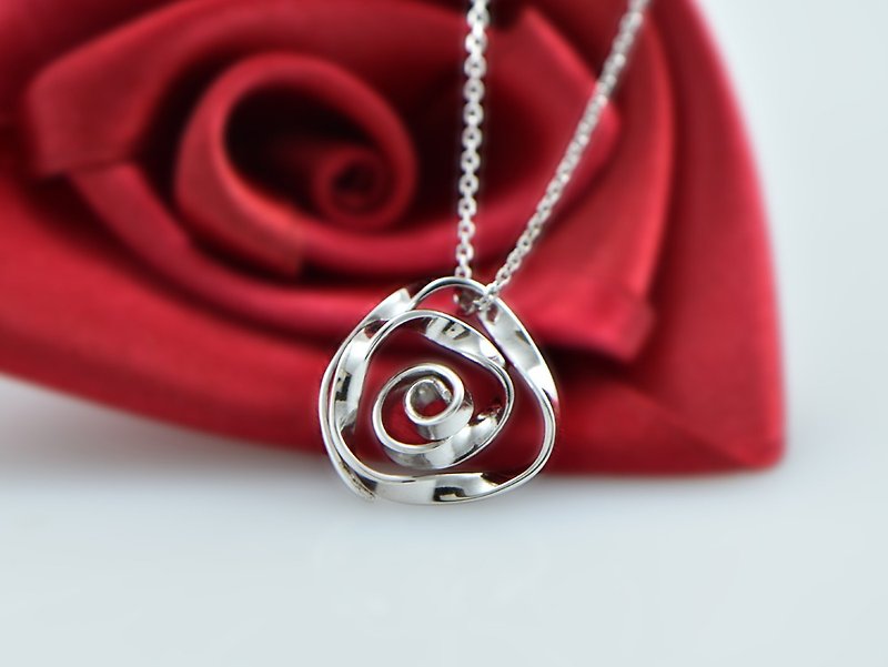 Light Jewelry-Twisted Flower Necklace SILVER BLOSSOM - สร้อยคอ - เงิน สีเงิน