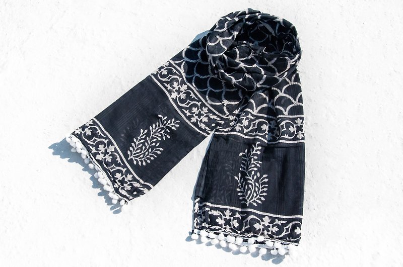 Hand-woven pure silk scarves / handmade wood-printed plant dyed scarves / grass dyed cotton scarves - black flowers forest - ผ้าพันคอ - ผ้าฝ้าย/ผ้าลินิน สีดำ