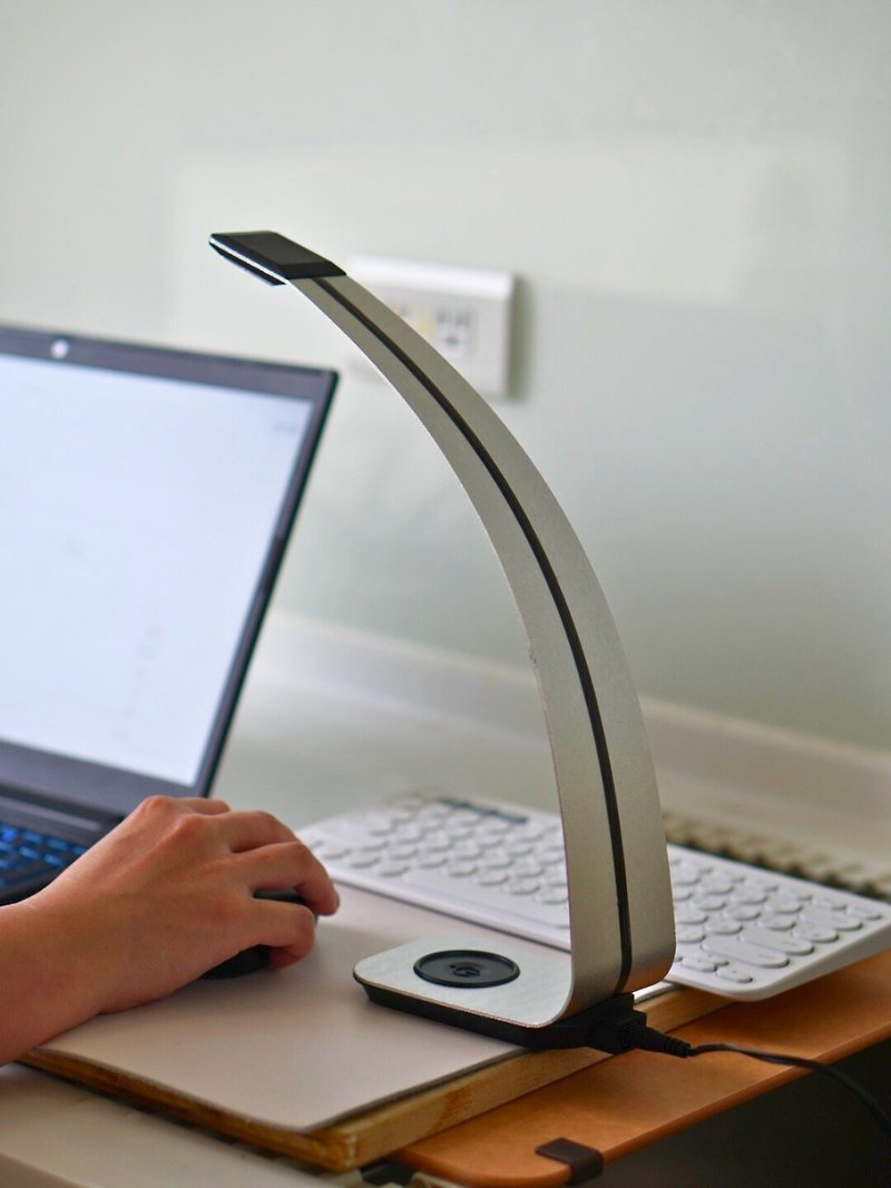 Minimalist and ultra-thin 1mm design | Simple style desk lamp - โคมไฟ - อลูมิเนียมอัลลอยด์ สีเงิน