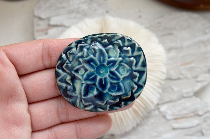 Handmade Ceramic Pattern Brooch Heart Mouth Pin Noble and Elegant Retro Japanese Vintage Second-hand Jewelry - Brooches - Other Metals Gold