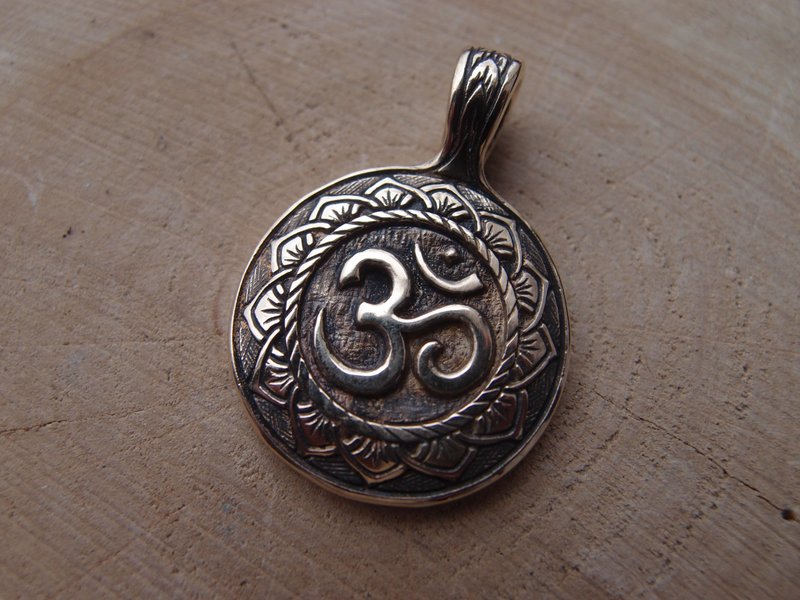 Om Necklace, Yoga pendant Necklace, Ohm Necklace , Aum Bronze pendant necklace - 項鍊 - 銅/黃銅 金色