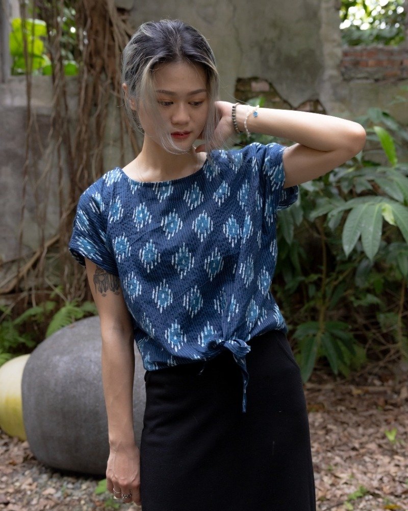 印度蓋染工藝親膚純棉 打結上衣 － 浪花藍 - 女上衣/長袖上衣 - 棉．麻 多色