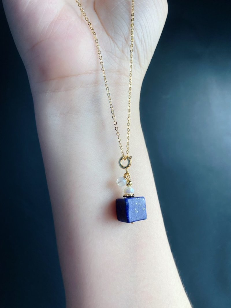 Valentine's Day body-protecting apothecary bead lapis lazuli hand-made pendant crystal random buckle universal buckle gift - Charms - Crystal Blue