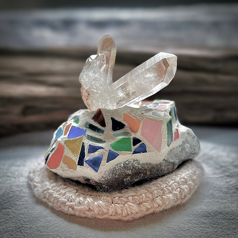 Heart-shaped white crystal raw ore with mosaic base + white Linen knitted cushion - ของวางตกแต่ง - คริสตัล หลากหลายสี