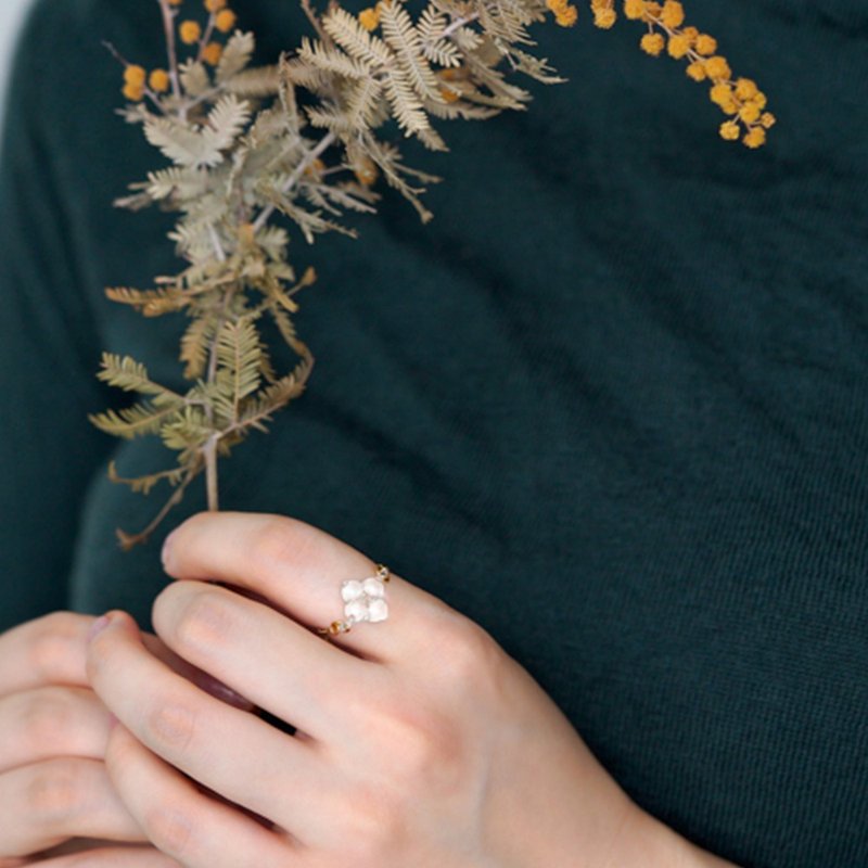 White Flower Handmade Glass Ring Chain - แหวนทั่วไป - แก้ว สีใส