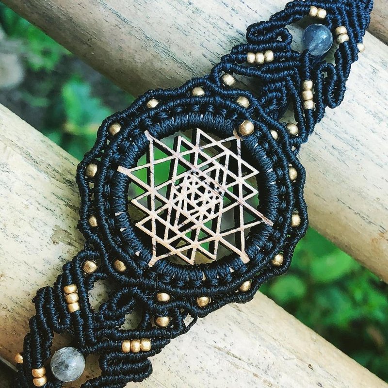 Sri Yantra Watch bracelet macrame - สร้อยข้อมือ - ไม้ สีน้ำเงิน