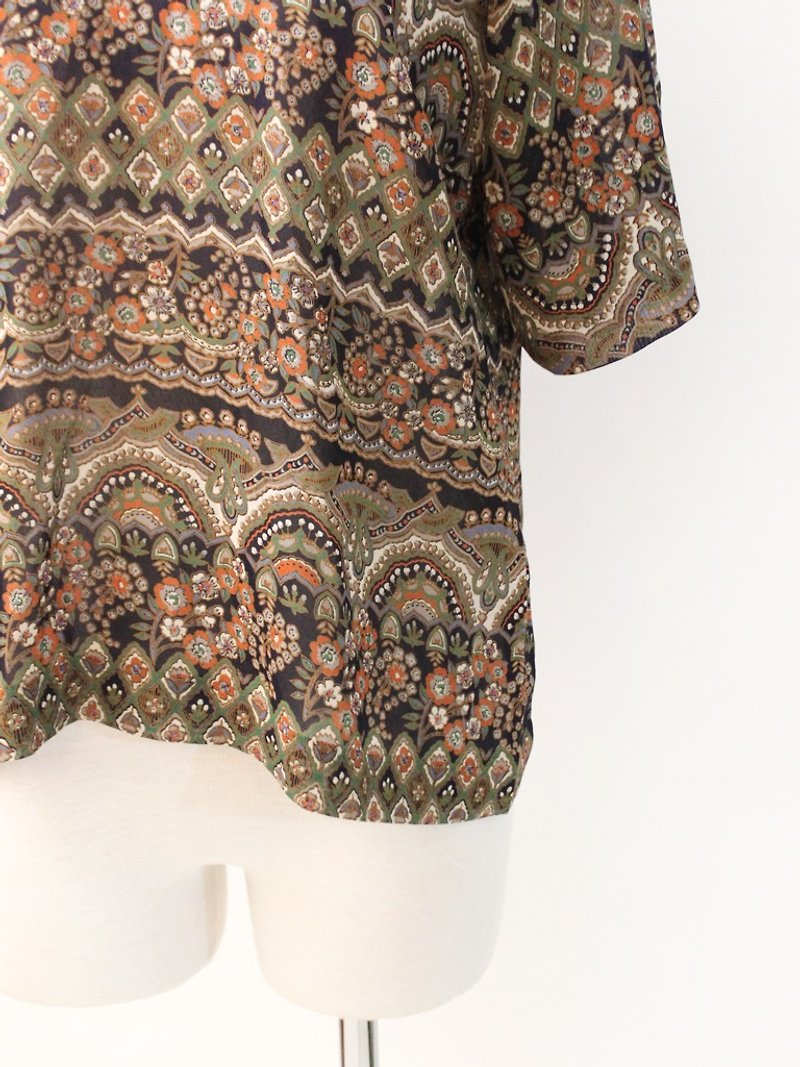 Retro Totem Stand Collar Earth Color Short Sleeve Vintage Shirt Vintage Blouse - เสื้อเชิ้ตผู้หญิง - เส้นใยสังเคราะห์ สีนำ้ตาล