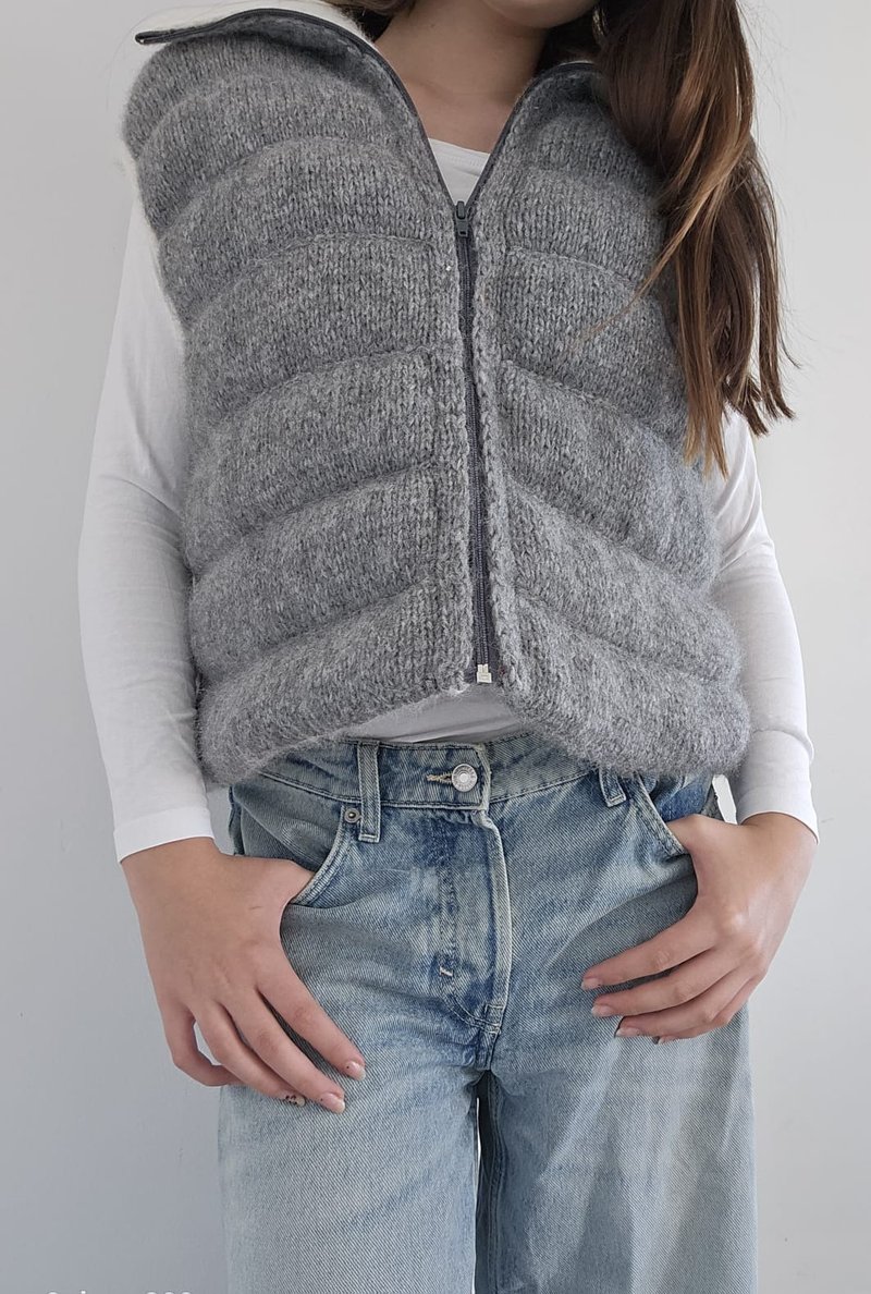 Puffy zipped double-sided  two-colored vest,handknit  jacket - 女大衣/外套 - 其他材質 多色