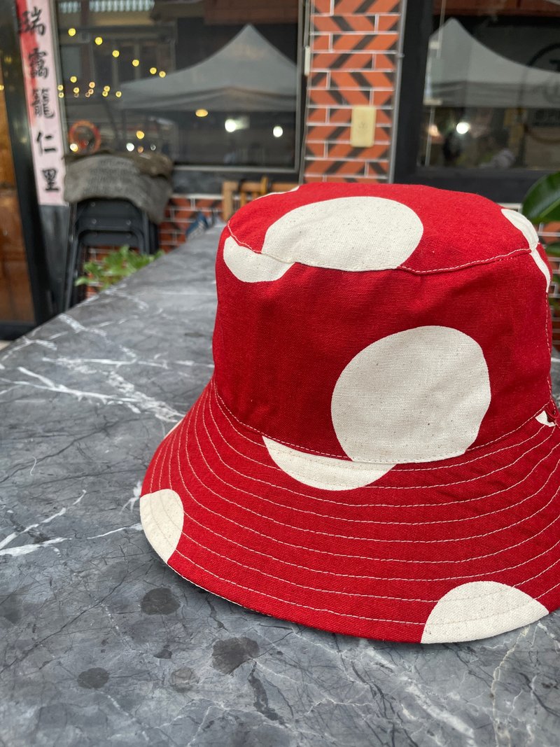 Red Dots Double-sided Bucket Hat - หมวก - ผ้าฝ้าย/ผ้าลินิน สีแดง