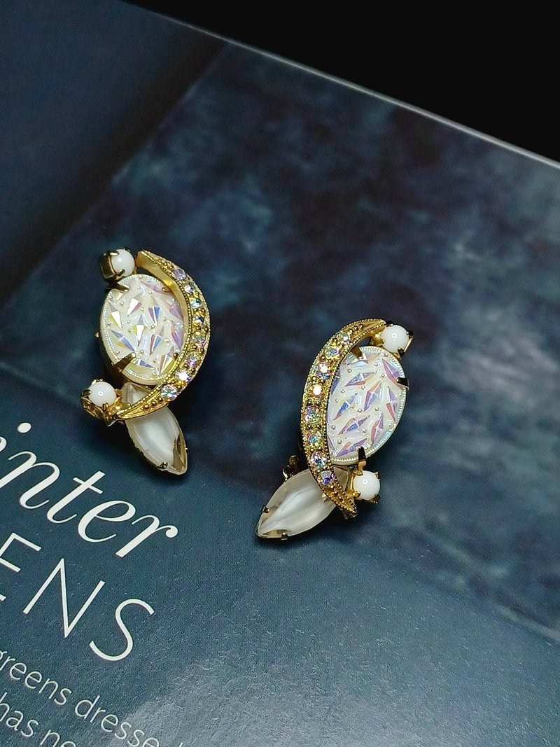 vintage jewelry 典雅新月形牛奶玻璃萊茵石 夾式耳環 - 耳環/耳夾/耳骨夾 - 其他金屬 