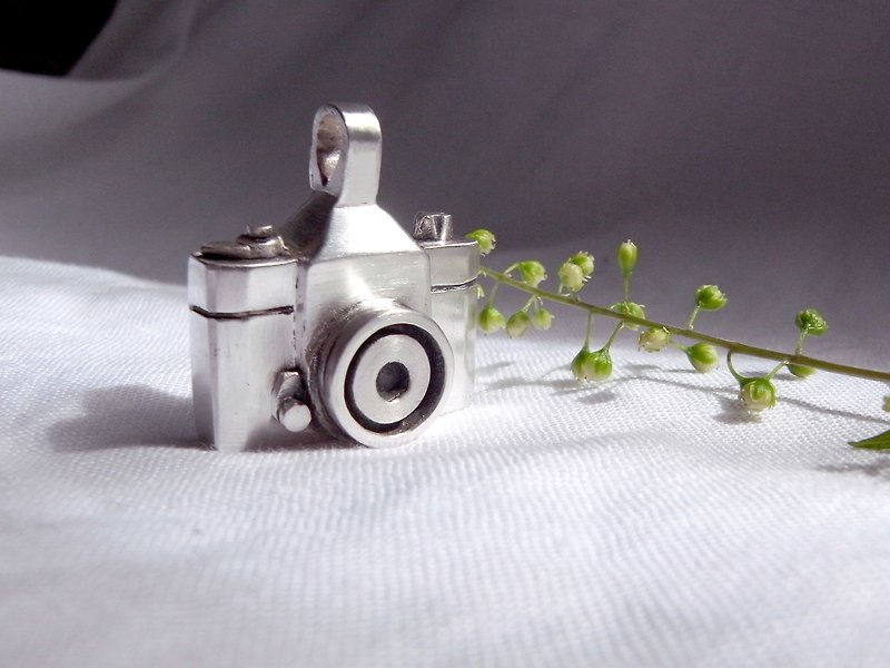 Silver Camera--A Memory Box--Silver Window--Pendant Necklace with Wax Rope - สร้อยคอ - เงิน สีเทา