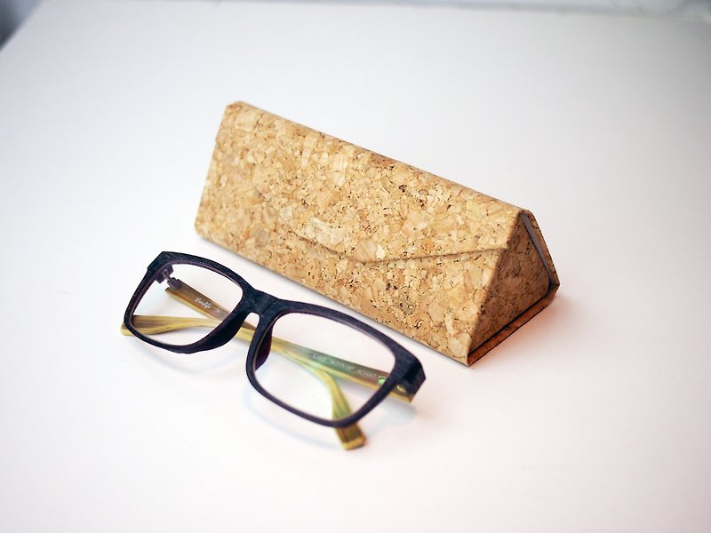 CORK 眼鏡ケース メガネケース コルク素材 スリム おしゃれ 三角 ハードケース  眼鏡入れ 折りたたみ - 眼鏡・フレーム - 木製 ブラウン