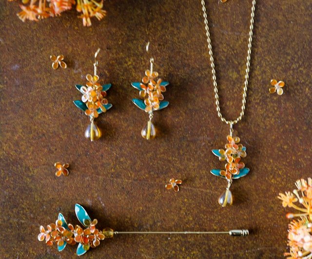 秋の花 金木犀と葉っぱのピアス/イヤリング - ショップ ちくわ