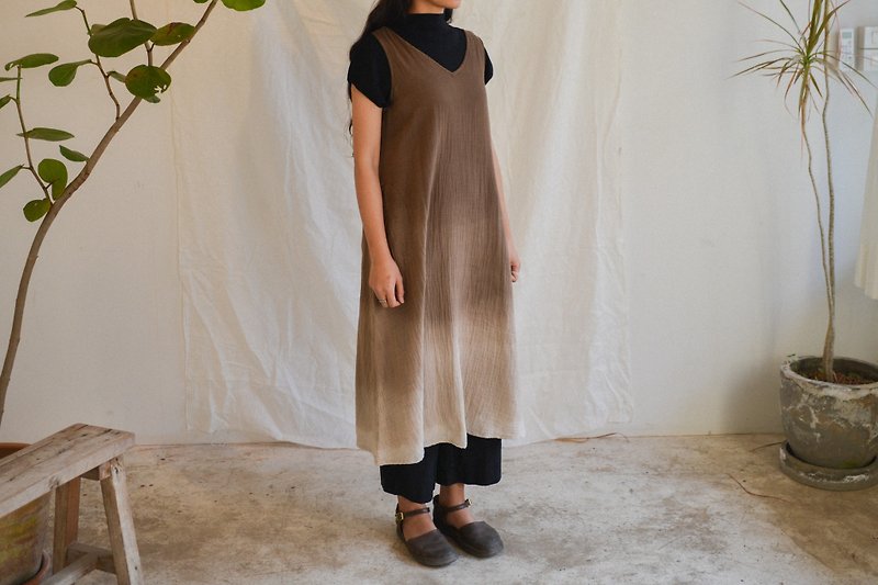 Clochette Sleeveless Dress | Brown Gradient | Natural Ebony Fruit Dyed cotton - 連身裙 - 棉．麻 咖啡色