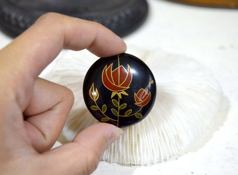 Classical painted red flower black brooch Noble and elegant Japanese high-end second-hand medieval jewelry vintage - Brooches - Other Materials Black