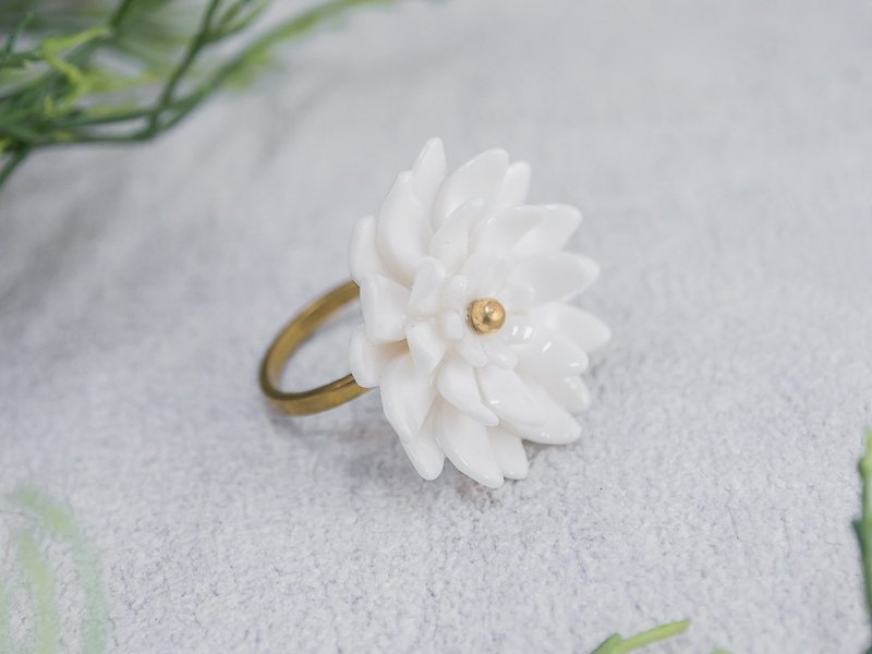 Mum ~ white porcelain flower ring ~ size M - แหวนทั่วไป - ดินเผา ขาว
