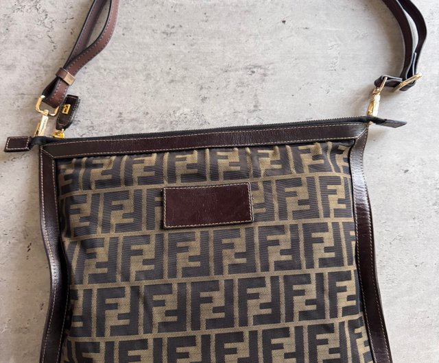 FENDI 革バッグ バゲット® レギュラー カーフレザー ブラック | Fendi