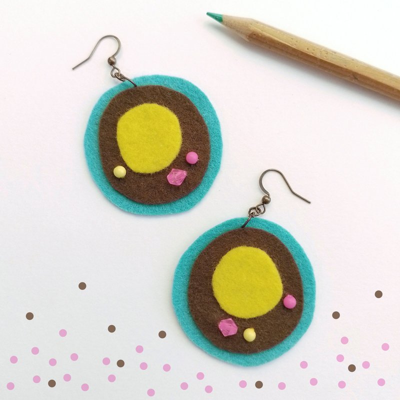 Colorful free-form dangle earring design with felt and beads - 耳環/耳夾/耳骨夾 - 其他材質 