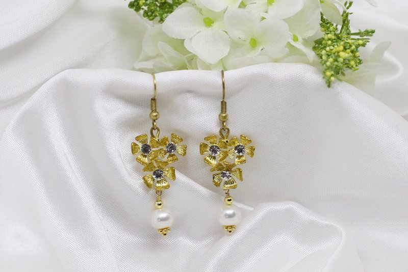 [Basic Entry Model] Gold Diamond Flower Freshwater Pearl Earrings - ต่างหู - วัสดุอื่นๆ สีทอง