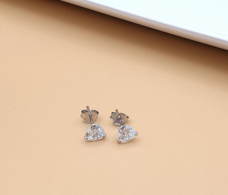 Christmas Gift Wrapping Minimal Silver stud earring - heart shape - 耳環/耳夾/耳骨夾 - 純銀 銀色