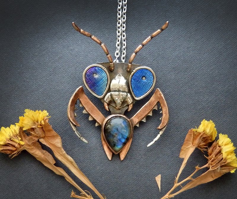 Mantis pendant / insect jewelry / labradorite necklace - สร้อยคอ - โลหะ สีน้ำเงิน