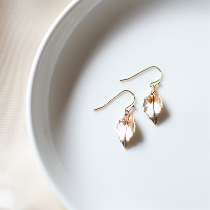 banana*leaf　14kgf　きれいめ　繊細　ピアス　イヤリング　フォーマル - 耳環/耳夾/耳骨夾 - 其他金屬 金色