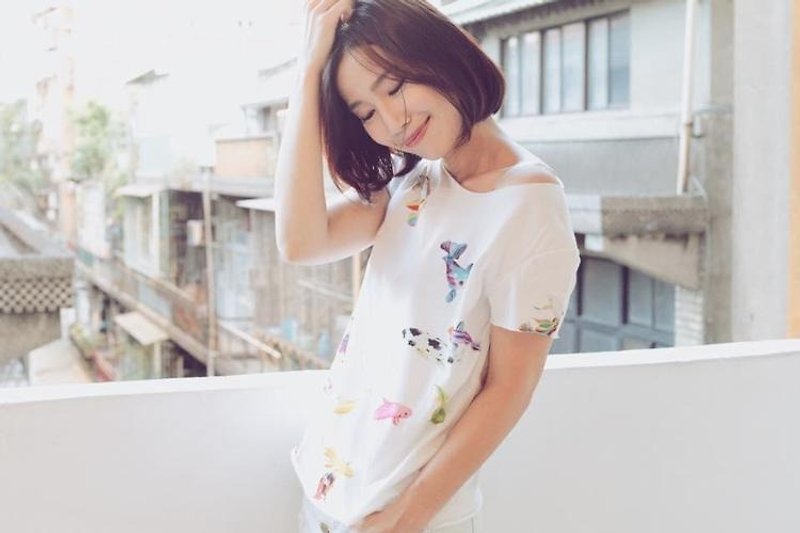 活活锦鲤-handmade light cotton short-sleeved top - เสื้อยืดผู้หญิง - ผ้าฝ้าย/ผ้าลินิน ขาว