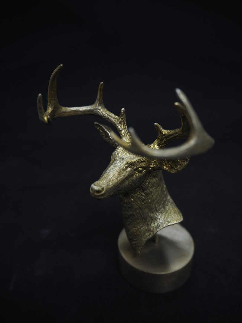 . Above the vegetation. NO.09 white-tailed deer picture / furnishing / Bronze - ของวางตกแต่ง - ทองแดงทองเหลือง สีทอง